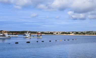 Sagres, Portekiz- 20 Ekim 2022: Güneşli bir günde Baleeira limanında balıkçı tekneleri