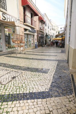 Lagos, Portekiz- 20 Ekim 2022: Narrow Cobblestone caddeleri ve Portekiz 'in Lagos şehrindeki tipik ön cepheleri