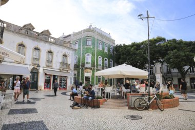 Lagos, Portekiz- 20 Ekim 2022: Narrow Cobblestone caddeleri ve Portekiz 'in Lagos şehrindeki tipik ön cepheleri