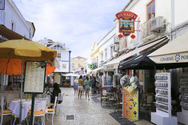 Lagos, Algarve, Portugal- 20 Ekim 2022: Portekiz 'in eski Lagos kentindeki hediyelik eşya dükkanları