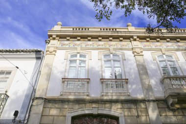 Portekiz 'in Lagos şehrinde dar kaldırım taşlı sokaklar ve tipik Portekiz cepheleri