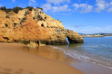 Portekiz, Algarve 'deki Ponta da Piedade' nin Praia da Batata plajında doğal özellikler, kayalıklar ve kireçtaşı oluşumları
