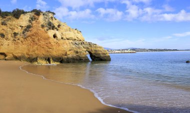 Portekiz, Algarve 'deki Ponta da Piedade' nin Praia da Batata plajında doğal özellikler, kayalıklar ve kireçtaşı oluşumları