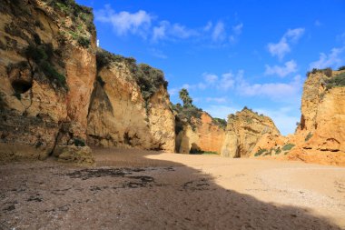 Portekiz, Algarve 'deki Ponta da Piedade' nin Praia da Batata plajında doğal özellikler, kayalıklar ve kireçtaşı oluşumları
