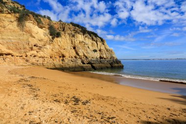 Portekiz, Algarve 'deki Ponta da Piedade' nin Praia da Batata plajında doğal özellikler, kayalıklar ve kireçtaşı oluşumları