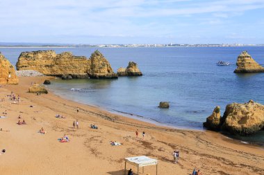 Portekiz, Algarve 'deki Ponta da Piedade' nin Praia Dona Ana plajında doğal özellikler, kayalıklar ve kireçtaşı oluşumları