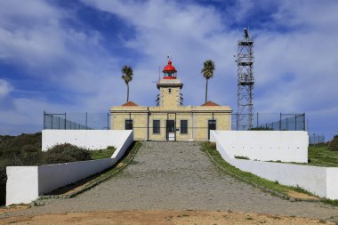 Lagos, Algarve, Portugal- 20 Ekim 2022 Ponta da Piedade 'in etkileyici deniz feneri.