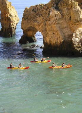 Lagos, Algarve, Portugal- 20 Ekim 2022: İnsanlar Ponta da Piedade 'deki kireçtaşı oluşumlarını ve doğal özelliklerini kanoyla gezip ziyaret ediyorlar