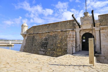 Lagos, Algarve, Portugal- 20 Ekim 2022: Lagos şehrinde güneşli bir günde Ponta da Bandeira Kalesi, Algarve, Portekiz