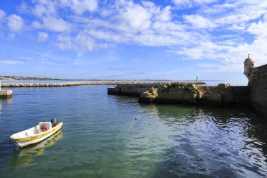 Lagos, Algarve, Portugal- 20 Ekim 2022: Güneşli bir Ekim gününde Lagos Limanı