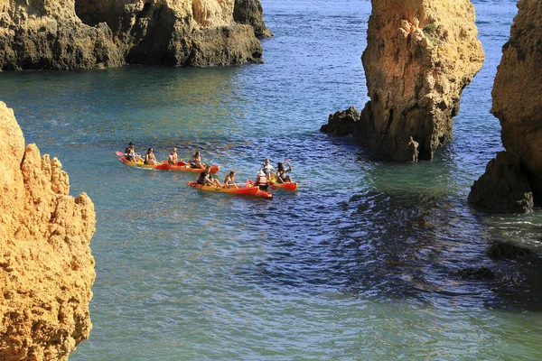 Lagos, Algarve, Portugal- 20 Ekim 2022: İnsanlar Ponta da Piedade 'deki kireçtaşı oluşumlarını ve doğal özelliklerini kanoyla gezip ziyaret ediyorlar