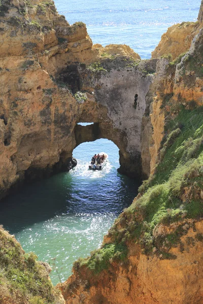 Lagos Algarve Portugal Octobre 2022 Bateau Touristique Rempli Personnes Visitant — Photo