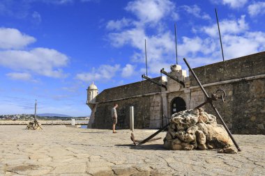 Lagos, Algarve, Portugal- 20 Ekim 2022: Lagos şehrinde güneşli bir günde Ponta da Bandeira Kalesi, Algarve, Portekiz