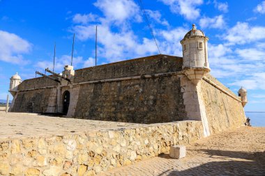 Ponta da Bandeira Kalesi Lagos şehrinde güneşli bir günde, Algarve, Portekiz
