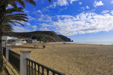 Praia da Luz, Algarve, Portekiz - 20 Ekim 2022: Praia da Luz, Algarve, Portekiz 'de güneşli güzel bir gün