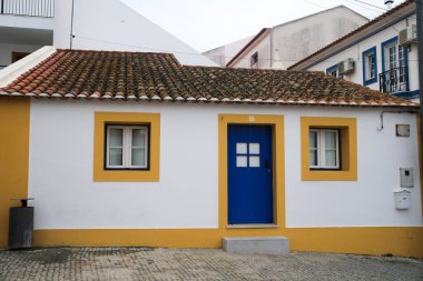 Vilanova de Milfontes, Alentejo, Portekiz - 20 Ekim 2022: Vilanova de Milfontes 'teki Mira Nehri kıyısındaki geleneksel badanalı ev