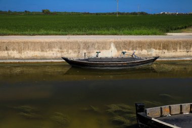 Valencia, İspanya 'daki La Albufera lagünündeki bir kanala demirlemiş geleneksel balıkçı tekneleri.