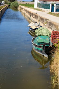 Valencia, İspanya - 15 Ağustos 2023: Valencia, İspanya 'daki La Albufera lagünündeki bir kanala demirlemiş geleneksel balıkçı tekneleri
