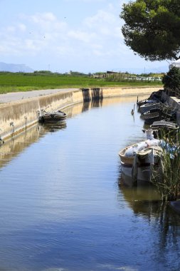 Valencia, İspanya - 15 Ağustos 2023: Valencia, İspanya 'daki La Albufera lagünündeki bir kanala demirlemiş geleneksel balıkçı tekneleri