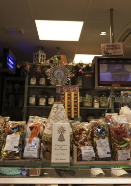 Saragossa, İspanya - 14 Ağustos 2023 Saragossa Merkez Pazarı 'nda çeşitli renklerde ve tatlarda kurutulmuş lezzetli meyveler