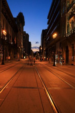 Saragossa, İspanya - 14 Ağustos 2023 İspanya 'nın Saragossa kentindeki tarihi evlerin aydınlatılmış caddeleri ve cepheleri