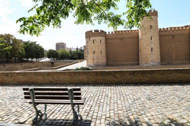 Saragossa, İspanya - 14 Ağustos 2023: Zaragoza 'daki Aljaferia Sarayı' nın ana girişi ve cephesi