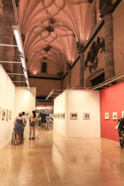 Saragossa, İspanya - 14 Ağustos 2023: Zaragoza 'daki La Lonja' da Carlos Saura Fotoğrafçılık sergisini ziyaret eden turistler