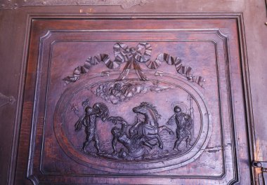 Saragossa, İspanya... 14 Ağustos 2023 Saragossa şehrindeki San Pablo Kilisesi 'nin ahşap kapısı.