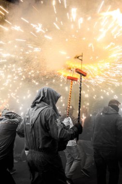 Santa Pola, Alicante, İspanya - 6 Eylül 2023: Santa Pola şenliklerinde ateş ve şeytanlar korteks denir
