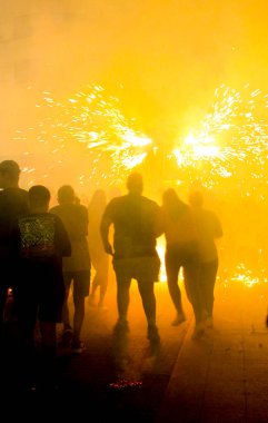 Ateş ve şeytanlar Santa Pola şenliklerinde korteks olarak adlandırılır.