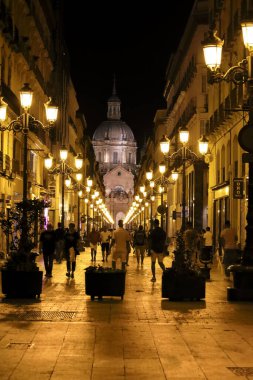 Saragossa, İspanya - 14 Ağustos 2023 İspanya 'nın Saragossa kentindeki tarihi evlerin aydınlatılmış caddeleri ve cepheleri