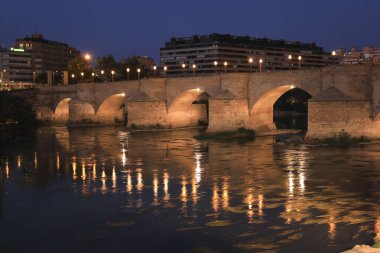 Saragossa, İspanya - 14 Ağustos 2023: Saragossa 'daki Ebro Nehri üzerindeki Taş Köprü