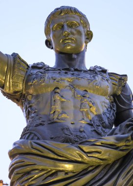 Saragossa, İspanya - 14 Ağustos 2023: Napoli 'de dövülmüş ve İspanya' nın Zaragoza şehrinde Mussolini 'nin İtalyan hükümeti tarafından verilen bronz heykel