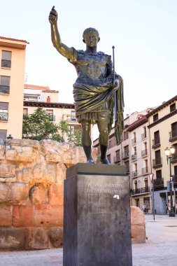 Saragossa, İspanya - 14 Ağustos 2023: Napoli 'de dövülmüş ve İspanya' nın Zaragoza şehrinde Mussolini 'nin İtalyan hükümeti tarafından verilen bronz heykel