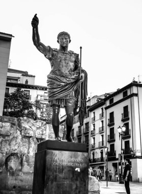 Saragossa, İspanya - 14 Ağustos 2023: Napoli 'de dövülmüş ve İspanya' nın Zaragoza şehrinde Mussolini 'nin İtalyan hükümeti tarafından verilen bronz heykel