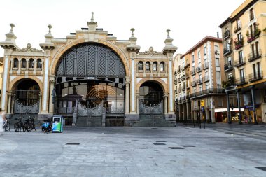 Saragossa, İspanya - 14 Ağustos 2023: Haftanın bir günü Saragossa 'daki Merkez Pazar