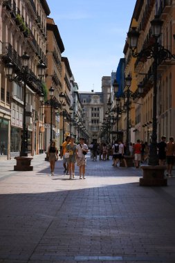 Saragossa, İspanya - 14 Ağustos 2023: Saragossa, İspanya 'daki tarihi evlerin sokakları ve cepheleri