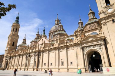 Saragossa, İspanya - 15 Ağustos 2023: Zaragoza 'daki Sütunlu Hanımefendimizin güzel katedrali