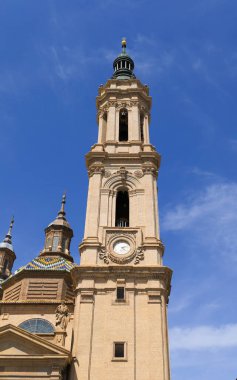 Saragossa, İspanya - 15 Ağustos 2023: Zaragoza 'daki Sütunlu Hanımefendimizin güzel katedrali