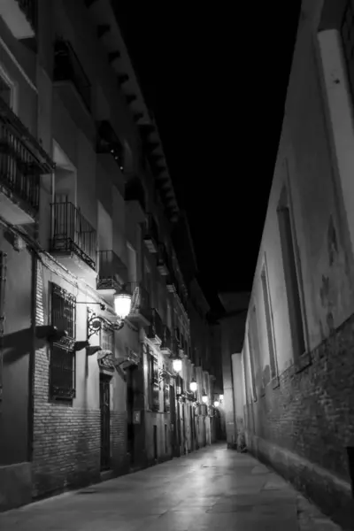 Podświetlane Ulice Fasady Zabytkowych Domów Nocy Starym Mieście Saragossa Hiszpania — Zdjęcie stockowe