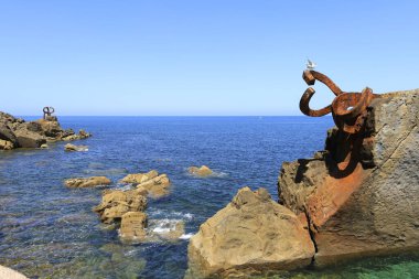 San Sebastian, Gipuzkoa, İspanya - 13 Ağustos 2023: San Sebastian 'da Eduardo Chillida' nın Rüzgar Tarağı çelik heykelleri