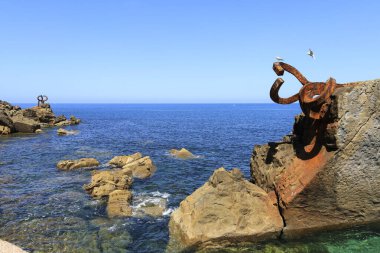 San Sebastian, Gipuzkoa, İspanya - 13 Ağustos 2023: San Sebastian 'da Eduardo Chillida' nın Rüzgar Tarağı çelik heykelleri