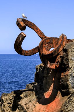 San Sebastian, Gipuzkoa, İspanya - 13 Ağustos 2023: San Sebastian 'da Eduardo Chillida' nın Rüzgar Tarağı çelik heykelleri