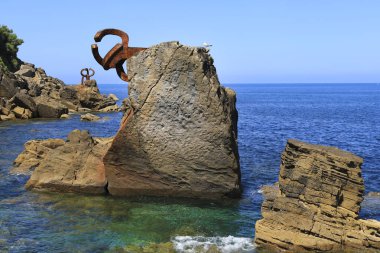 San Sebastian, Gipuzkoa, İspanya - 13 Ağustos 2023: San Sebastian 'da Eduardo Chillida' nın Rüzgar Tarağı çelik heykelleri