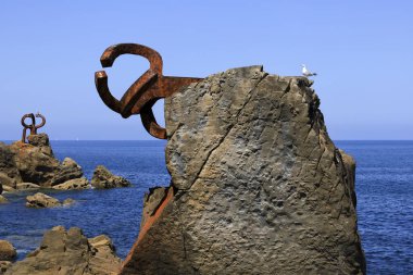San Sebastian, Gipuzkoa, İspanya - 13 Ağustos 2023: San Sebastian 'da Eduardo Chillida' nın Rüzgar Tarağı çelik heykelleri