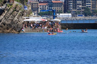 San Sebastian, Gipuzkoa, İspanya 13 Ağustos 2023 San Sebastian 'daki La Concha Sahili' ndeki Santa Clara Adası.