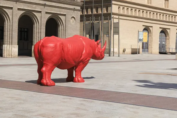 2023年8月14日至14日 西班牙萨拉戈萨 艺术家罗伯托 法贝洛晚上在皮拉尔广场举办的各种颜色犀牛展览 — 图库照片