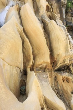 İspanya 'da sonbaharda dağda renkli kaya dokusu