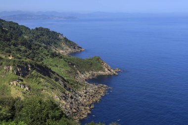 San Sebastian sahilinin panoramik manzarası ve Igueldo Dağı 'nın tepeleri