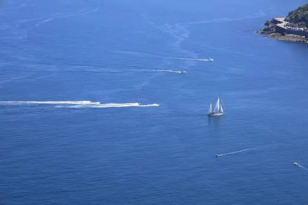 穿越西班牙圣塞巴斯蒂安蓝色坎塔布里安海的喷气式滑雪板和帆船 — 图库照片
